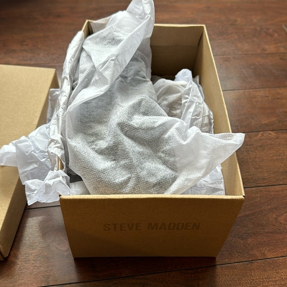 BNIB Steve Madden Deacon Mule Clogs - Picture 2 of 8